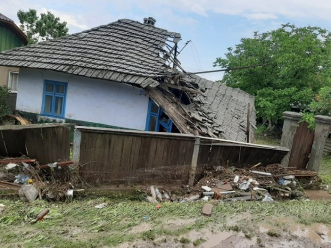 Затоплені вулиці і вода в будинках: показали наслідки потужних злив на Буковині .ВІДЕО