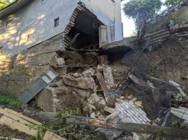 Затоплені вулиці і вода в будинках: показали наслідки потужних злив на Буковині .ВІДЕО