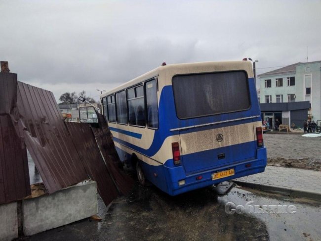 Діти вистрибували на ходу: на Дніпропетровщині водій шкільного автобуса помер під час руху. ФОТО. ВІДЕО