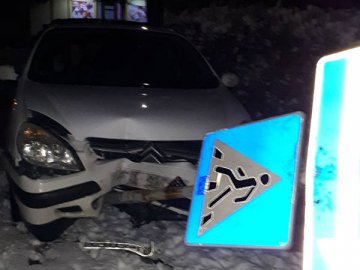Аварія в Нововолинську: автівка знесла стовп. ФОТО