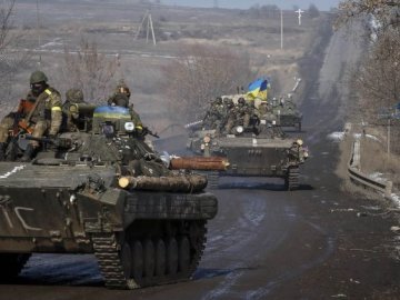 Україна розпочала відведення важких озброєнь
