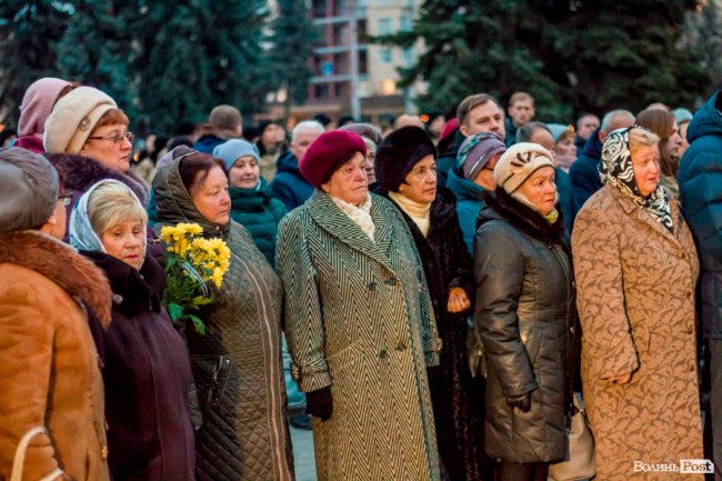 Квіти, сльози і свічки: у День Гідності та Свободи лучани вшанували пам'ять полеглих