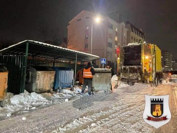 Заважали снігопади: у Луцьку вдалось вивезти сміття з 90% контейнерів