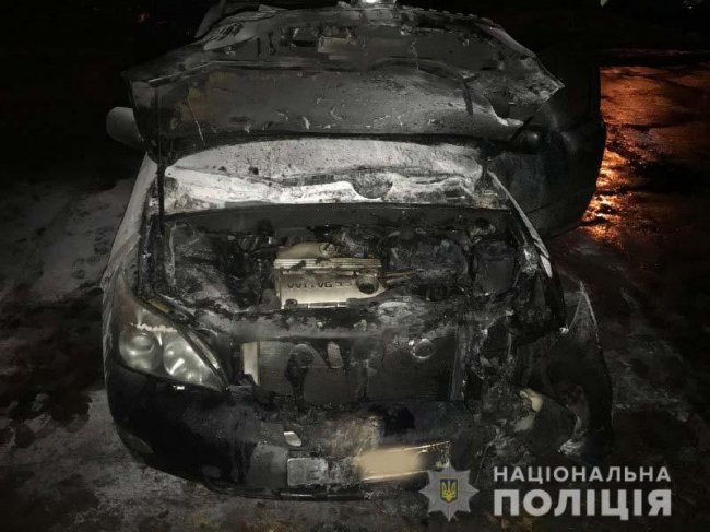 У Рівному молодик підпалив  Lexus  і ледь не згорів сам. ФОТО