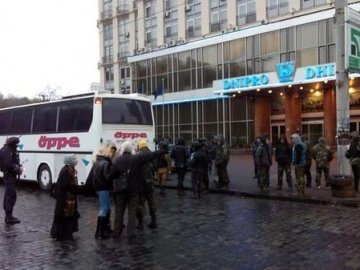 «Правий сектор» залишає готель «Дніпро»