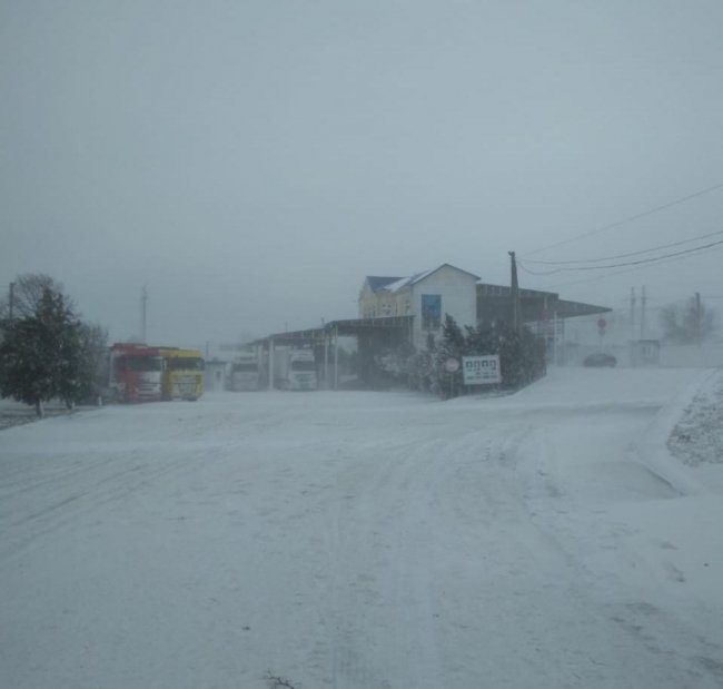 Через сильні снігопади на кордоні з Молдовою закрили кілька пунктів пропуску. ФОТО