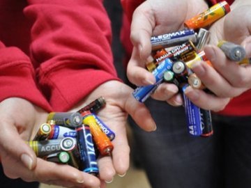 У Луцькій міськраді хочуть, щоб школи збирали більше макулатури, пляшок та батарейок