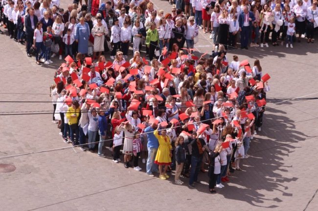 Сотні лучан на Театральному майдані утворили велетенське серце до Дня міста. ФОТО