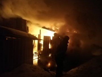 У селищі на Волині пожежники рятували від вогню дерев'яну споруду і дві суміжні будівлі. ВІДЕО