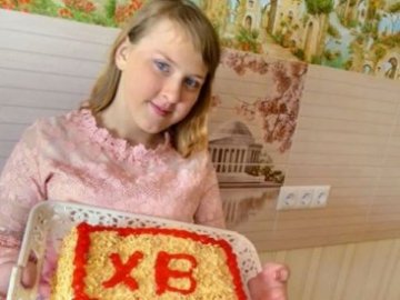 Дівчинка з Волині, яка втратила в дитинстві праву руку, створює кулінарні шедеври лівою