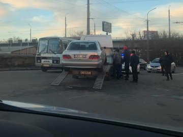 Одну з автівок забирав евакуатор: у Луцьку зіткнулись Mercedes та Renault. ФОТО