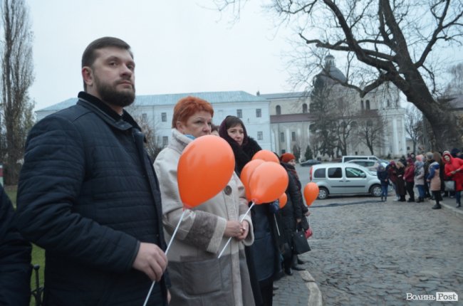 Площа перед замком у Луцьку стала помаранчевою. ФОТО