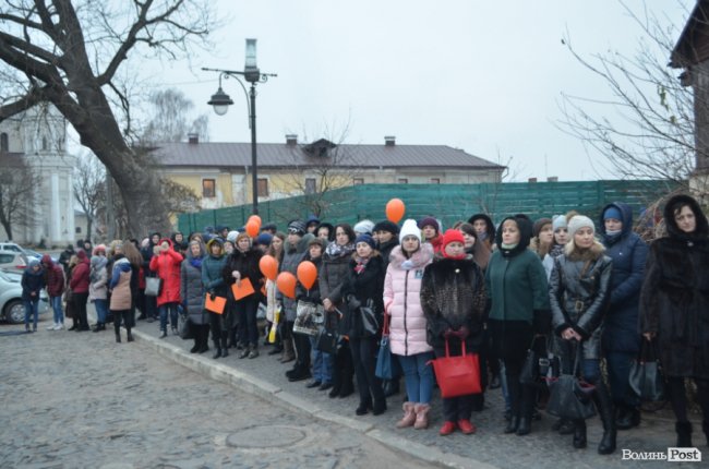 Площа перед замком у Луцьку стала помаранчевою. ФОТО