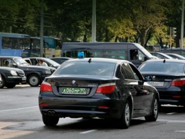Українським водіям чіплятимуть зелені номерні знаки на авто