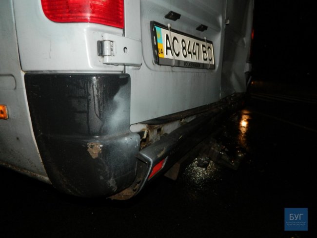 У Володимирі легковик на «євробляхах» підрізав бус і втік з місця аварії. ФОТО