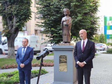 У Луцьку посол Франції в Україні відкрив пам'ятник  славетній княжні. ФОТО