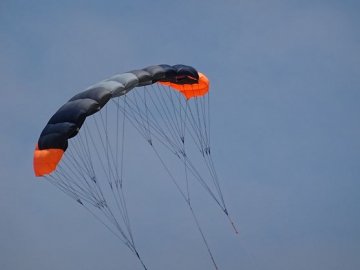 Занесло вітром в Україну: прикордонники затримали нелегала-парашутиста