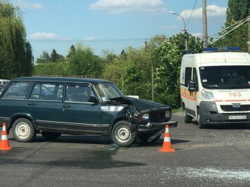У Луцьку на перехресті біля Генконсульства Польщі зіткнулись два легковики. ФОТО