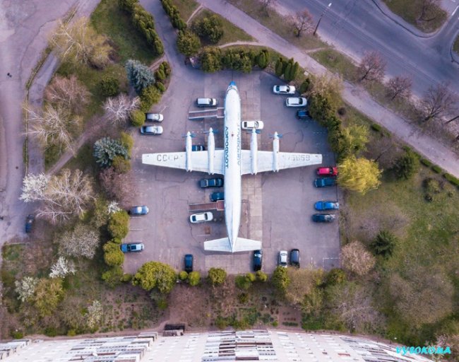 Що відомо про пасажирський літак, який стоїть на проспекті Молоді у Луцьку. ФОТО