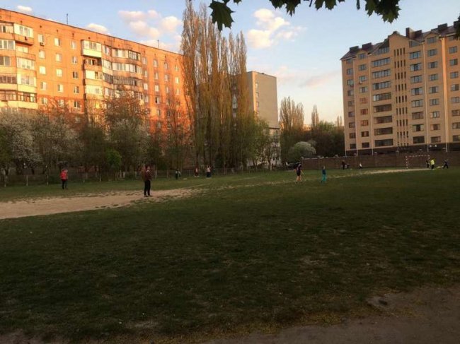 Гуляють з дітьми та грають у футбол: як у Луцьку порушують карантин. ФОТО, ВІДЕО
