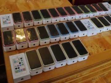 Чиновники подарували випускникам підробки iPhone з піратським ПЗ. ФОТО