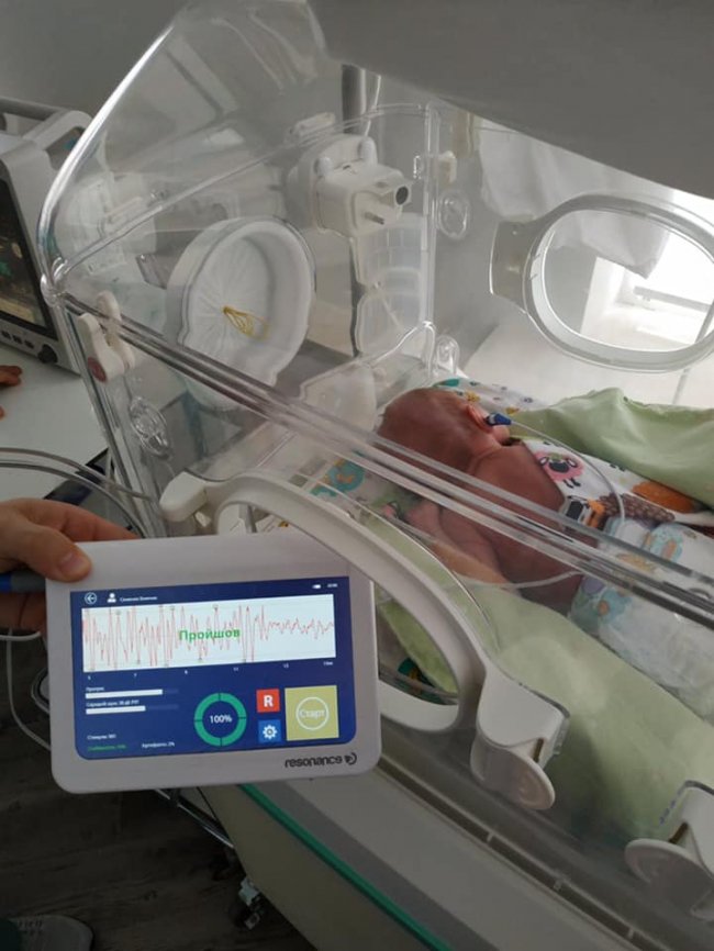 Лікарня на Волині отримала обладнання, яке дає змогу обстежувати слух у новонароджених одразу в пологовому будинку