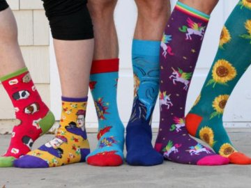 Лучан закликають придбати благодійні кольорові шкарпетки. ВІДЕО