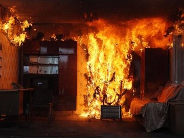 У Польщі підпалили дім українських заробітчан та написали на стінах «матюки». ФОТО(18+)