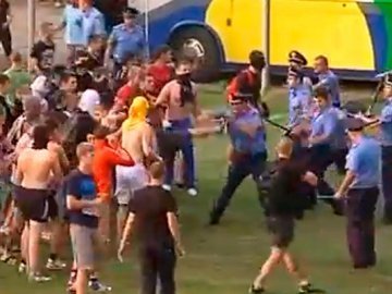 У Полтаві футбольні фанати побилися з міліцією. ВІДЕО
