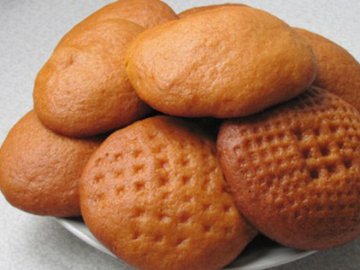 Солодощі з «сюрпризом»: у Луцьку жінка придбала печиво з хробаками. ВІДЕО