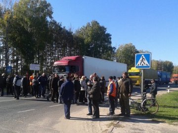 Протестувальники на волинській митниці перешкоджають руху автомобілів на трасі Київ-Ковель-Ягодин