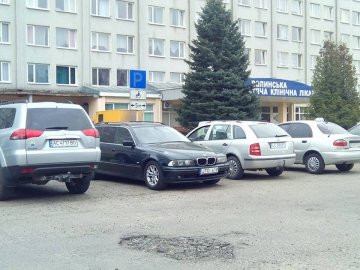 У Луцьку «автоандони» на «бляхах» окупували стоянку для інвалідів біля лікарні. ФОТО