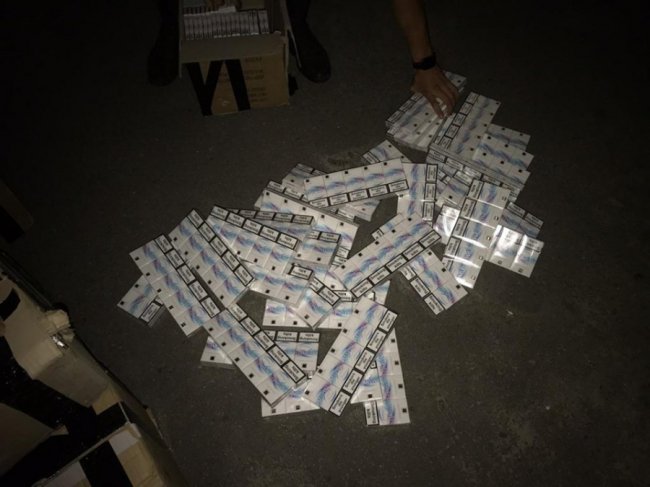 Волинські прикордонники знайшли 32 ящики контрабандних цигарок в чагарнику. ФОТО 