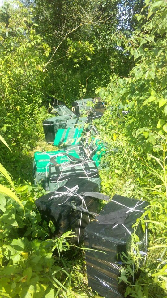 Волинські прикордонники знайшли 32 ящики контрабандних цигарок в чагарнику. ФОТО 