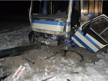 На Волині автобус врізався в опору: 1 загиблий,4 травмовані