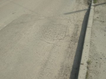 «Хто має відповідати за таку халтуру?»: у Луцьку потріскалась щойно відремонтована дорога. ФОТО