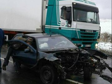 Смертельна аварія на Львівщині: зіткнулись автобус і легковик