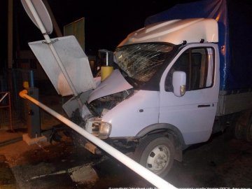 За «участю» бандерівського стовпа та п'яного водія постраждав російський автомобіль. ФОТО