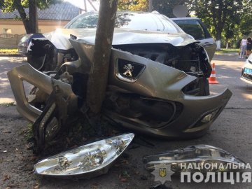 У Луцьку автівка через ДТП влетіла у стовп: деталі інциденту. ФОТО
