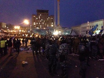 Штурм Євромайдану: силовики не йдуть, люди прибувають, почалися переговори