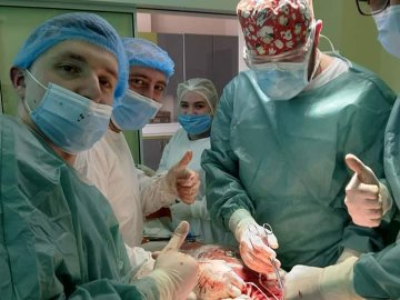 Волинські медики врятували життя чоловіку, якого у лікарню доставили із порізаною шиєю