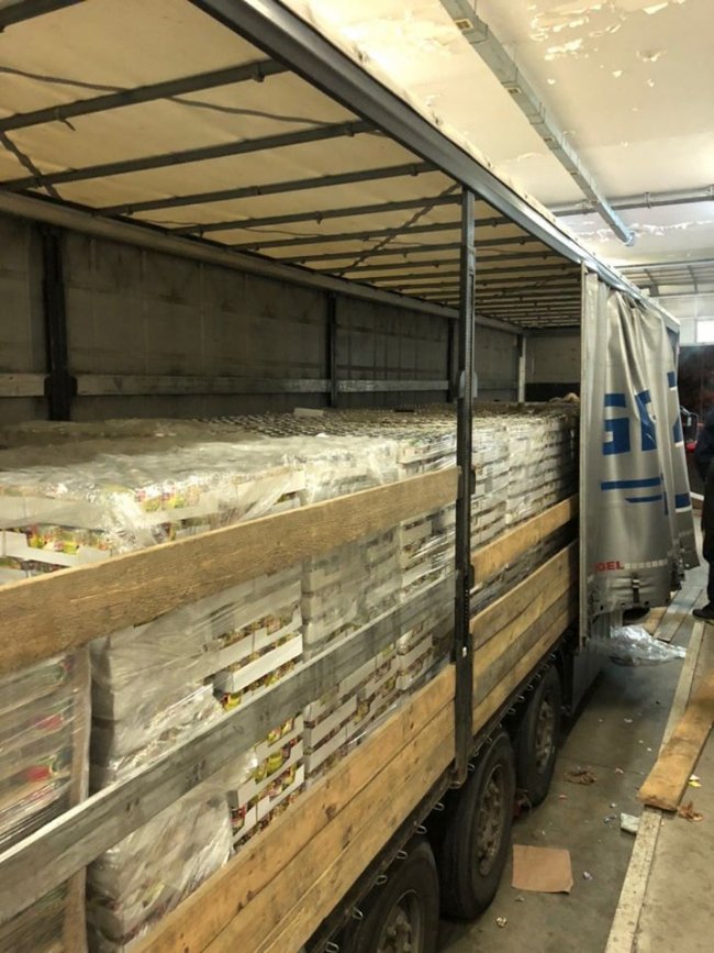 На «Ягодині» у вантажівці знайшли партію контрабандної ікри, замасковану під «гуманітарку». ФОТО 