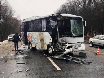 На Хмельниччині рейсовий автобус в'їхав у вантажівку: травмувалось 5 людей