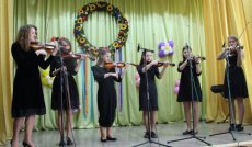 Танці та співи: у Шацьку вітали жінок з 8 березня