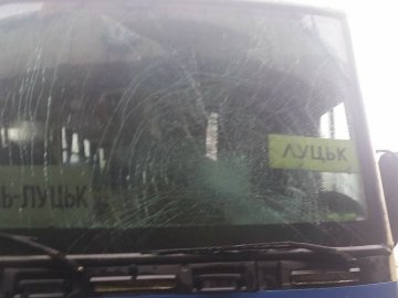 Автобус «Луцьк-Львів» виїхав у рейс з розтрощеним лобовим склом. ФОТО