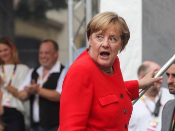 У Меркель поцілили помідором