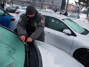 Луцькі муніципали виявили 308 порушень у водіїв, які паркувалися біля авторинку. ФОТО