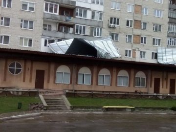 В Нововолинську сильний вітер зірвав дах будинку