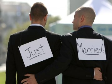 Уряд Яценюка узаконить одностатеві шлюби