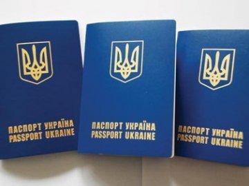 У Нововолинську взялися за «добровільні внески» за закордонні паспорти. ВІДЕО